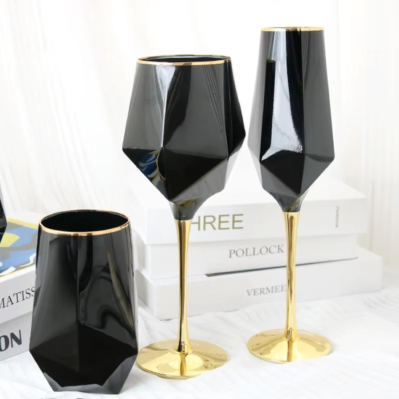 純粋な黒のクリスタルのワイングラス,金色のエッジ,豪華なゴブ - Wine Or Beer のレビューと価格