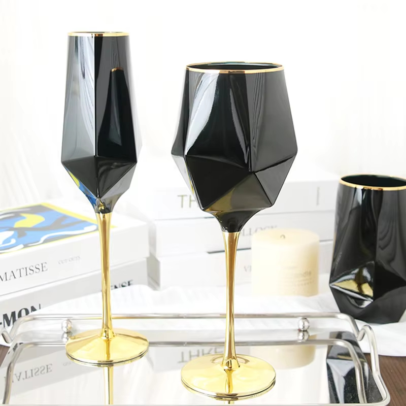 純粋な黒のクリスタルのワイングラス,金色のエッジ,豪華なゴブ - Wine Or Beer のレビューと価格